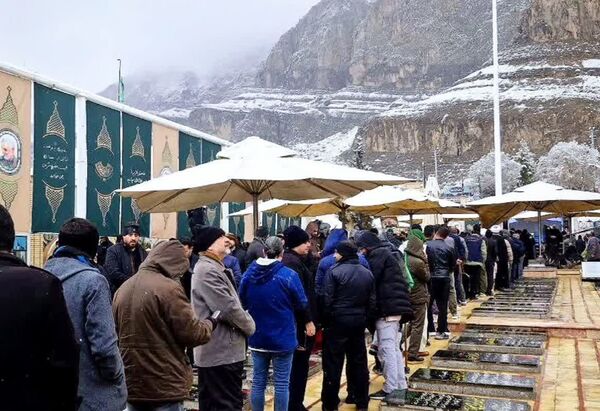 روز برفی گلزار شهدای کرمان 