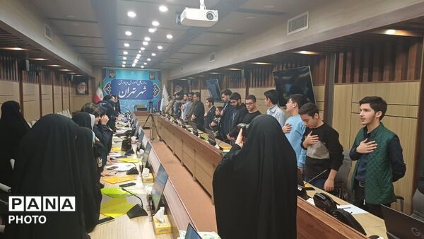 تقدیر از دانش‌آموزخبرنگاران، نمایندگان مجلس و مجامع دانش‌آموزی در نشست گفت‌وگوی بین‌نسلی تهران