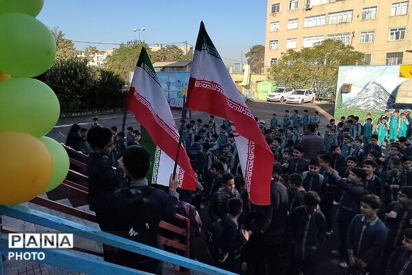 نواخته شدن زنگ ایثار و مقاومت به مناسبت آغاز سال تحصیلی در ناحیه دو شهرری 