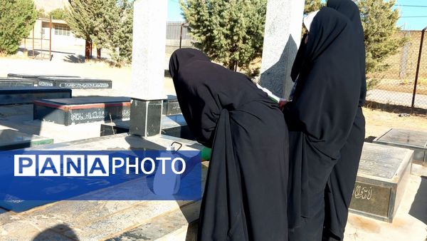  غبارروبی گلزار شهدا با حضور مردم و خانواده‌های شهدای روستای سراب غضنفر