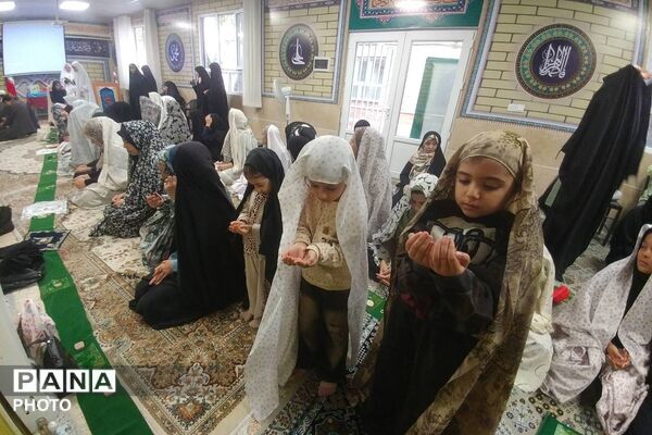 نماز مادر و دختری در دبیرستان عفت آهنگری 