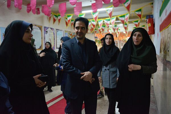 فانوس به دبیرستان حکمت آمد