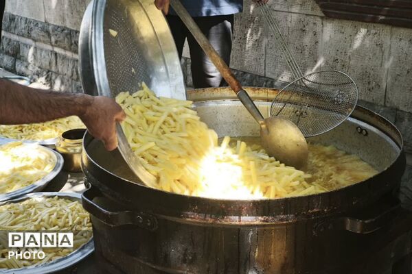 پذیرایی و مهمان نوازی مردم چهاردانگه از زائران و محبان رهبر شهید