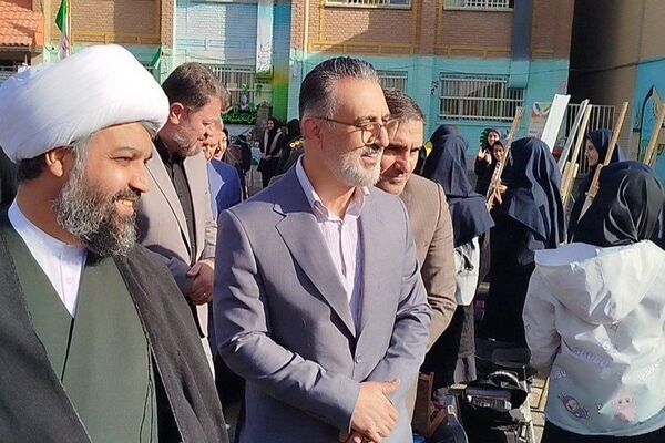 نواختن زنگ استکبارستیزی در دبیرستان ریحانه النبی باقرشهر 