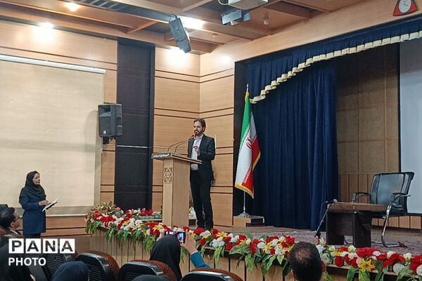 تقدیر از دانش آموزان فرهیخته مدرسه عطیه