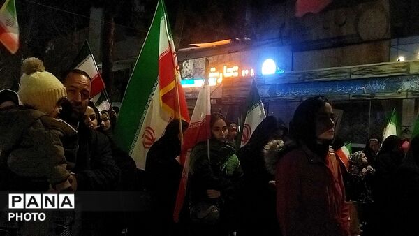 تجمع بزرگ مردم همیشه در صحنه در مقابل مسجد جامع  