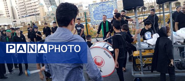 حال و هوای زائرین عزادار حرم مطهر امام رضا(ع)