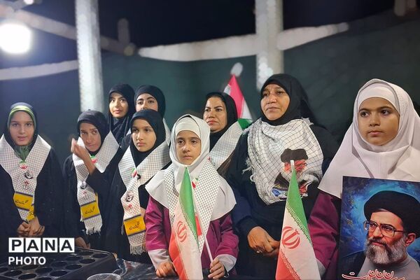 صحنه دیگری از عشق و ارادت ملت به رهبر در سومین شب سال جدید در شهرستان باشت