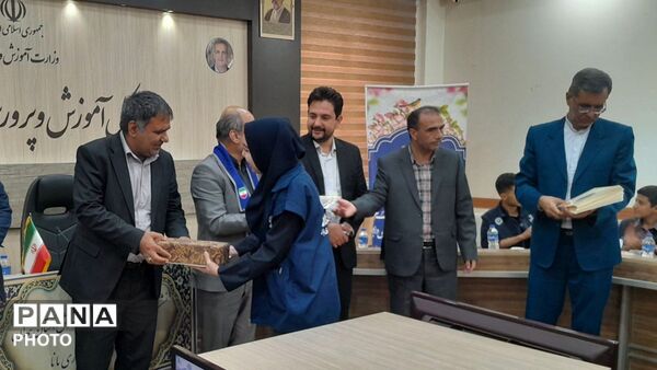 نشست صمیمی مدیر کل آموزش و پرورش استان همدان با دانش آموزان خبرگزاری پانا