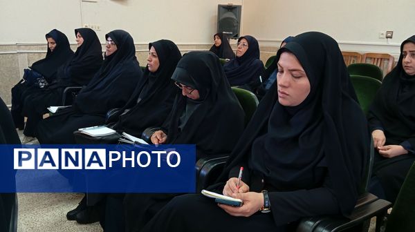 نشست توانمندسازی مدیران و مشاوران مدارس بن با محوریت پیشگیری از آسیب‌های اجتماعی