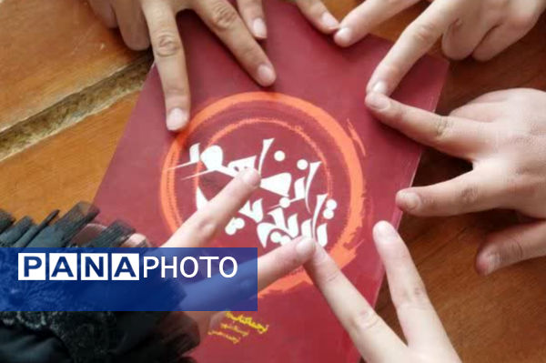 بازدید دانش‌آموزان مدرسه‌ حضرت زهرا (س) نیر از کتابخانه در هفته‌ کتاب 