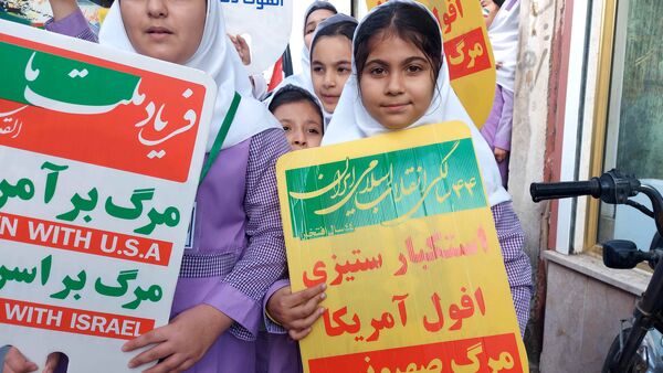 حضور پر شور نسل آینده در راهپیمایی روز دانش آموز 
