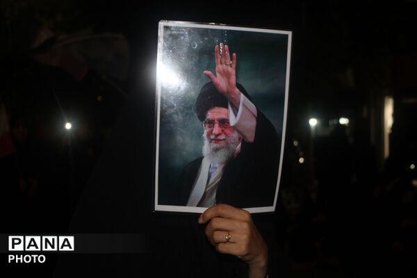 نگاهی به سیمای نورانی رهبر شهید در دست مردم