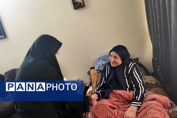  دیدار دانش‌آموزان  پیشتاز دبیرستان پویش دماوند با مادر شهید محمدخانی 