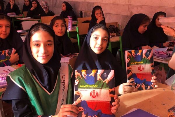 گرامیداشت دانش‌آموزان جنگ ۱۲ روزه با اهدای کتاب «از ایرانمان دفاع می‌کنیم»