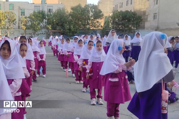 شروع سال تحصیلی با یاد شهیدان، دبستان فرزانگان شهرستان رباط‌کریم