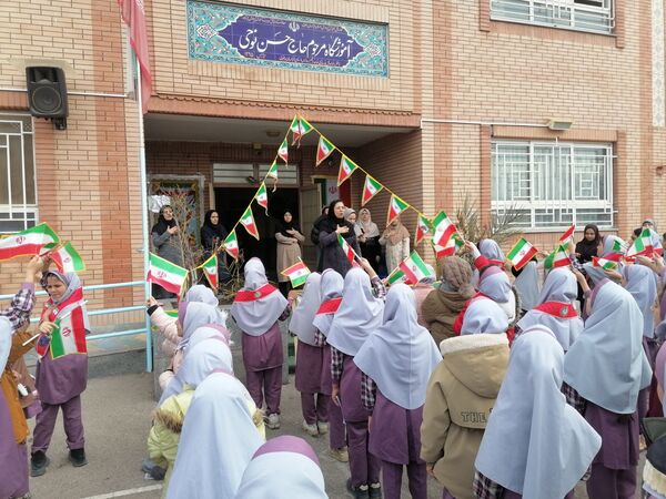 زنگ انقلاب و فضاسازی مدرسه زنده یاد نوحی به مناسبت دهه فجر 
