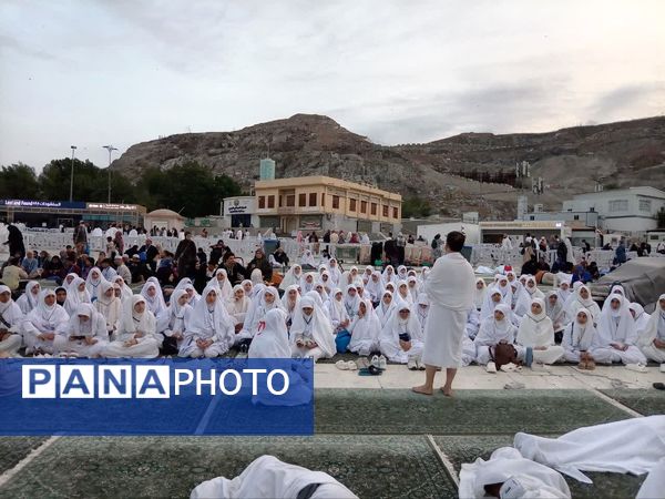 نخستین دیدار معنوی دانش‌آموزان دختر اعزامی به حج عمره با خانه خدا