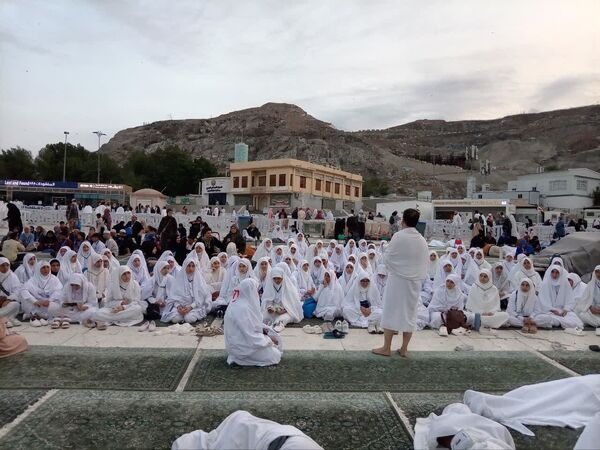 نخستین دیدار معنوی دانش‌آموزان دختر اعزامی به حج عمره با خانه خدا