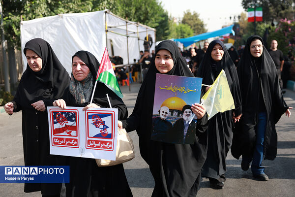 موکب «عشاق‌الحسین» سازمان دانش آموزی در راهپیمایی خانوادگی جاماندگان اربعین حسینی - تهران