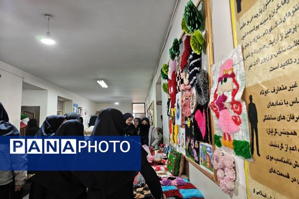 برگزاری نمایشگاه آثار هنری دانش‌آموزان در دبیرستان هوشنگی