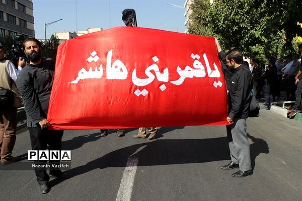 وداع باشکوه عزاداران حسینی با پیکر مطهر شهیدان هشت سال دفاع مقدس