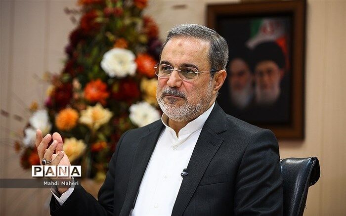 وزیر آموزش و پرورش در جوانگرایی و اجرای قانون منع به کارگیری بازنشستگان پیش‌قدم شد