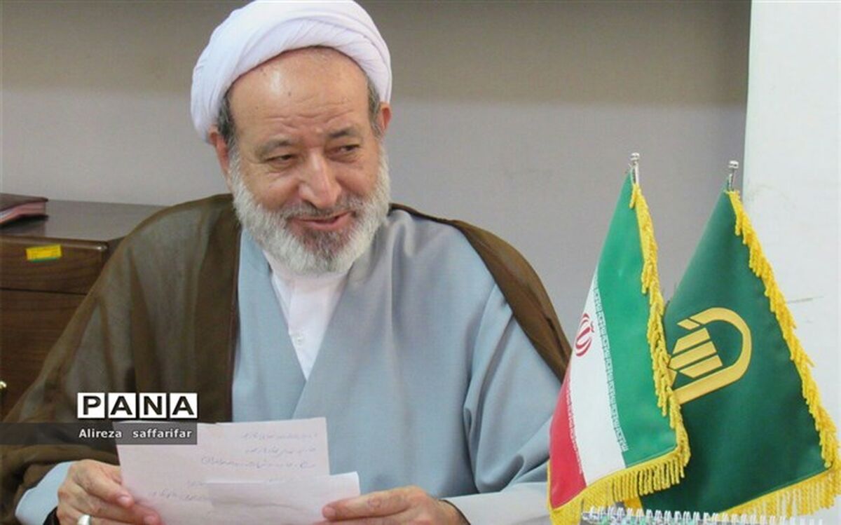 امام جمعه اردستان: معلمان در صف اول مبارزه با جهل هستند