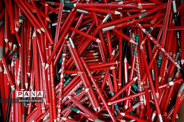 اهدای هدایای جمعیت طلوع بی نشان‌ها به دانش‌آموزان مناطق مرزی ایران