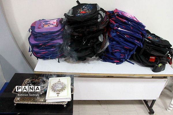 اهدای هدایای جمعیت طلوع بی نشان‌ها به دانش‌آموزان مناطق مرزی ایران