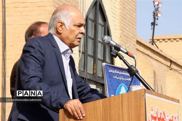 صبحگاه دانش آموختگان دبیرستان ماندگار ایرانشهر از نگاه تصویر