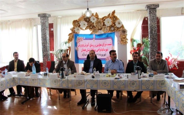 راهکار برون رفت از مشکلات امروزی آموزش و پرورش پرداختن به نظام  مهارت آموزی است