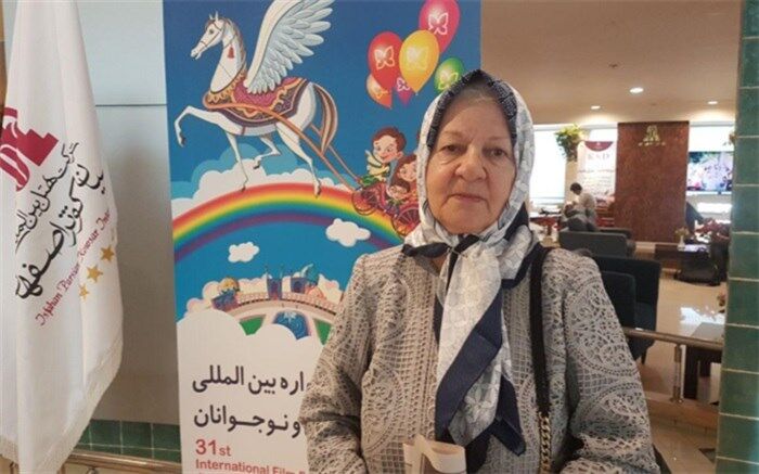 معلم بازنشسته‌ای که بازیگر شد: فرصت کوتاه و بی‌تکرار زندگی را پای موبایل و اینترنت از دست ندهیم