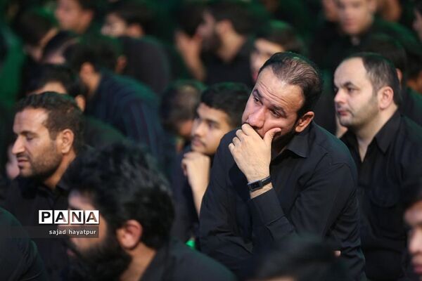 این حسین کیست که عالم همه دیوانه اوست ...