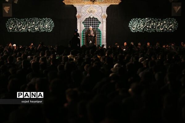 این حسین کیست که عالم همه دیوانه اوست ...