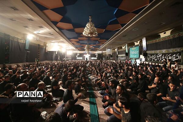 این حسین کیست که عالم همه دیوانه اوست ...