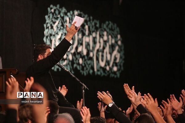 این حسین کیست که عالم همه دیوانه اوست ...