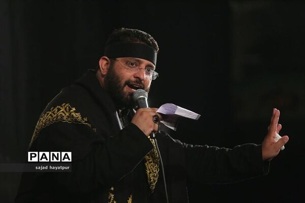 این حسین کیست که عالم همه دیوانه اوست ...
