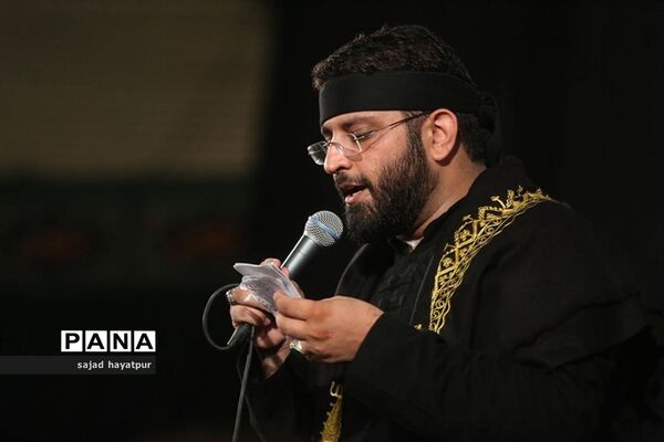 این حسین کیست که عالم همه دیوانه اوست ...