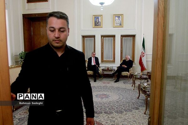 تقدیم استوارنامه سفرای جدید به ظریف