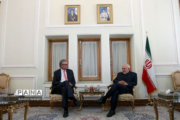 تقدیم استوارنامه سفرای جدید به ظریف