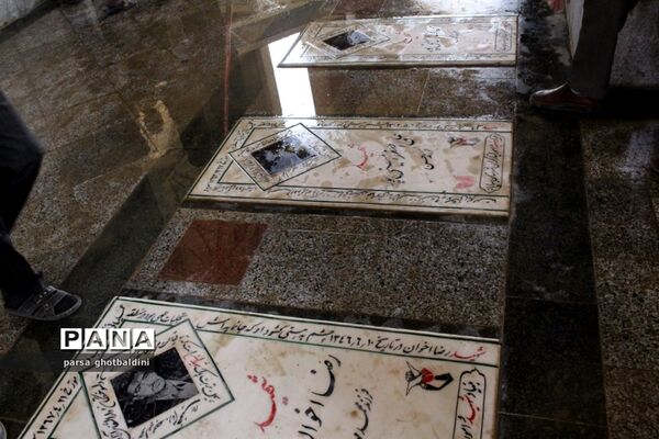 سینه زنی و زنجیر زنی در مزار شهدای شهرستان بهاباد