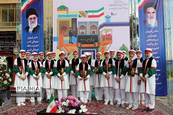 آیین نمادین نواختن  زنگ شکوفه‌ها در ارومیه