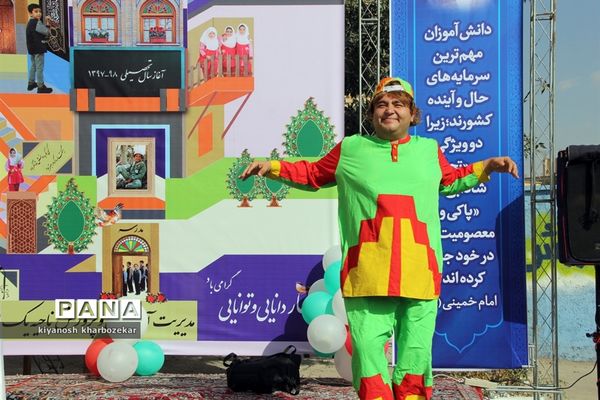 آیین نمادین نواختن  زنگ شکوفه‌ها در ارومیه