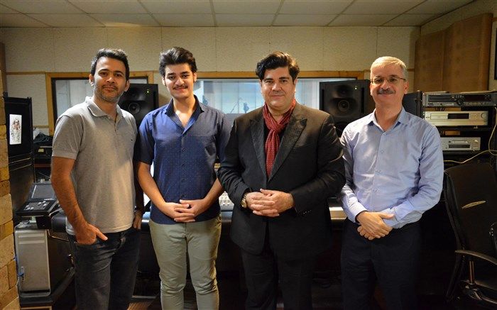 سالار عقیلی برای استاد شجریان می خواند