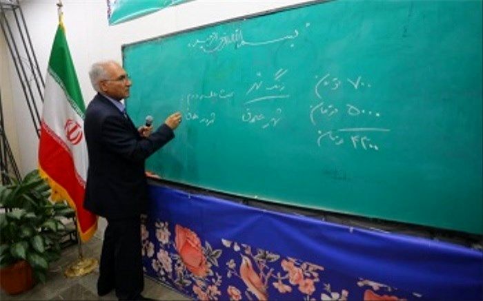 دانش‌آموزان پای درس شهردار اصفهان در ایستگاه مترو؛ درس امروز: من با مترو به مدرسه می‌روم