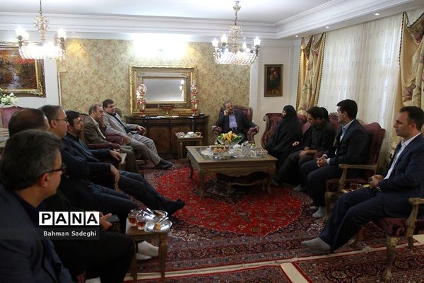 دیدار معاون پرورشی و فرهنگی وزارت آموزش و پرورش با خانواده شهیدان قمی و مظفر