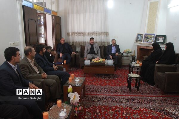 دیدار معاون پرورشی و فرهنگی وزارت آموزش و پرورش با خانواده شهیدان قمی و مظفر