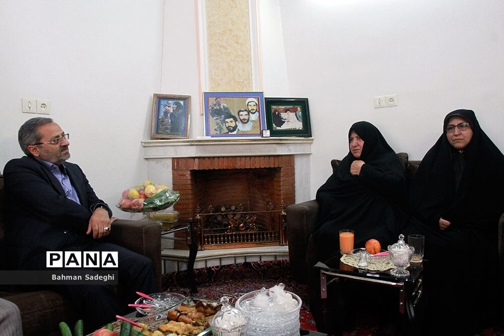 دیدار معاون پرورشی و فرهنگی وزارت آموزش و پرورش با خانواده شهیدان قمی و مظفر