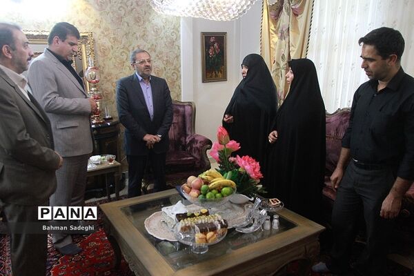 دیدار معاون پرورشی و فرهنگی وزارت آموزش و پرورش با خانواده شهیدان قمی و مظفر